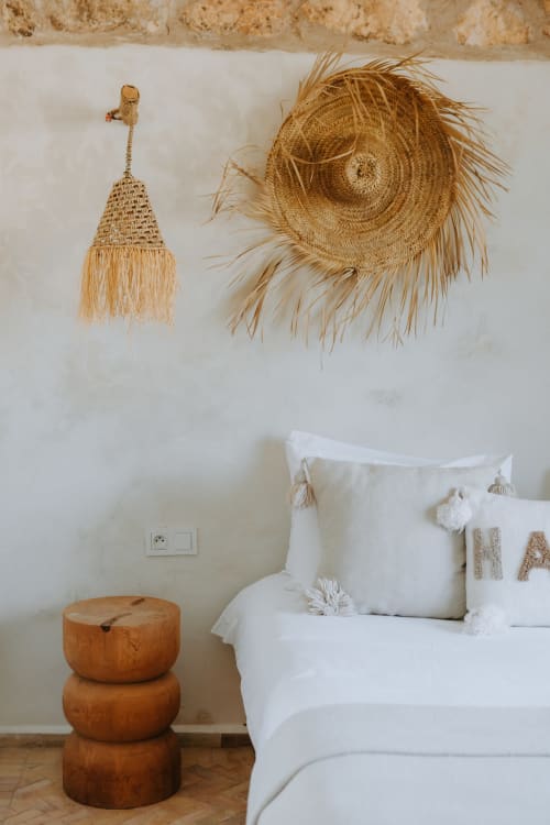 Chambre côtière à l'hôtel Eucalyptus Ethnic avec décoration en paille tressée, literie blanche et table de nuit en bois à Essaouira,