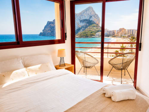 Dormitorio Aloha Calpe con balcón con vistas al mar, Peñón de Ifach y playa