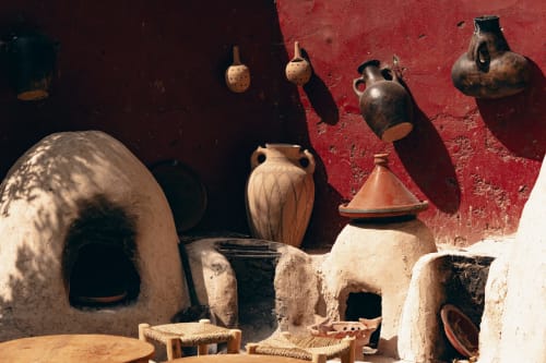 Poteries et structures marocaines traditionnelles à l'hôtel Eucalyptus Ethnic à Essaouira, Maroc