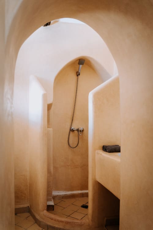 Baño tradicional berebere con puerta arqueada y ducha en el hotel Eucalyptus Ethnic, Essaouira