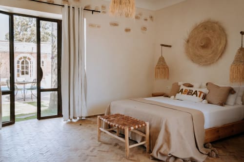 Chambre Bohème Supérieure à l'hôtel Eucalyptus Ethnic d'Essaouira avec décor bohème, tons neutres et accès à la zone piscine