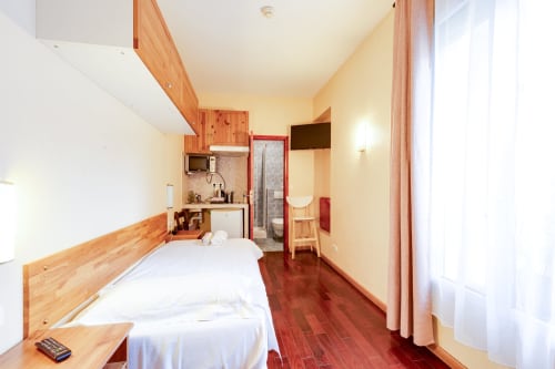 Studio à la Résidence Molière Montrouge avec lit, kitchenette, TV et salle de bain privée