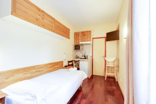 Studio à la Résidence Molière Montrouge avec lit, kitchenette et salle de bains compacte