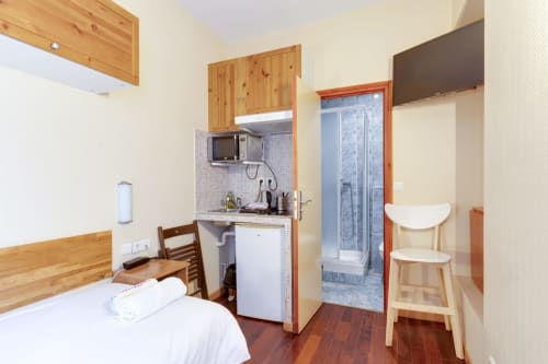 Chambre studio à la Résidence Moliere Montrouge avec lit, kitchenette et salle de bains privative avec douche