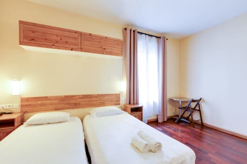 Chambre Studio Supérieurs à la Résidence Molière à Montrouge avec lits jumeaux, tête de lit en bois et mobilier moderne