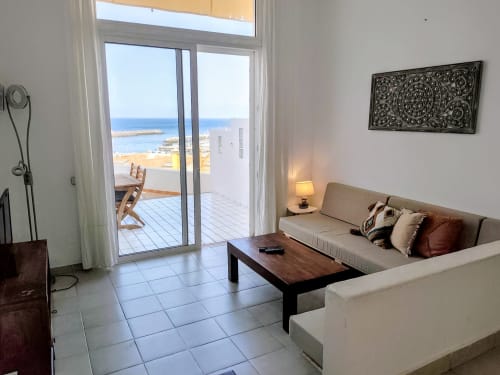 Helles Wohnzimmer mit Meerblick in Casa del Sol, Morro Jable, moderne Einrichtung und Balkon mit Ozeanaussicht