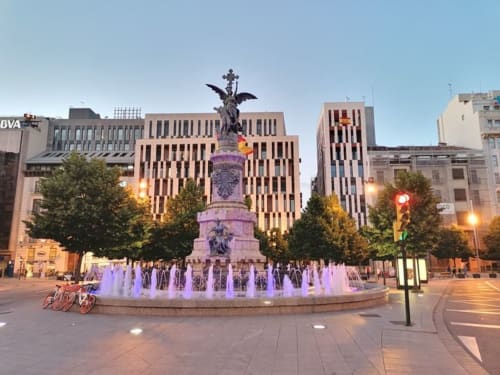 Fuente de la Plaza del Pilar al atardecer, Zaragoza Centro cerca del Hostal Zaragoza Centro