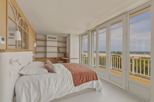 Chambre moderne d'hôtel vue mer au bord de plage des Suites Du Port, Arcachon, France