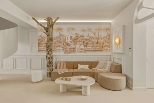 Élégant salon beige aux Suites Du Port, Arcachon, avec mobilier moderne et art mural fantaisiste