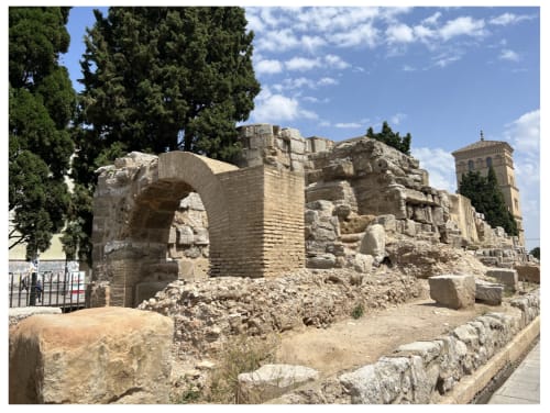 Ruinas romanas antiguas con arco de piedra y torre cerca del Hostal Zaragoza Centro en Zaragoza, España