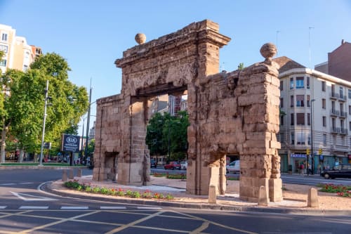 Monumento histórico de piedra en el centro de Zaragoza cerca del Hostal Zaragoza Centro