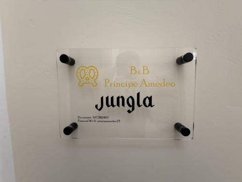 Cartello della camera Jungla del B&B Principe Amedeo a Taranto con dettagli Wi-Fi su muro bianco