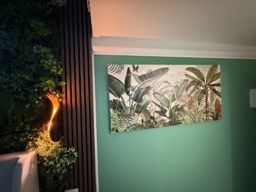 Camera Giungla presso Zappy Domus B&B Taranto con opere botaniche tropicali su parete verde menta e vista illuminata del giardino