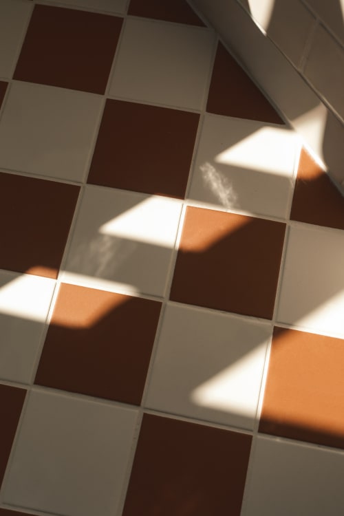 Carrelage à damier du Hôtel Saint Enogat à Dinard avec jeux de soleil et d'ombres
