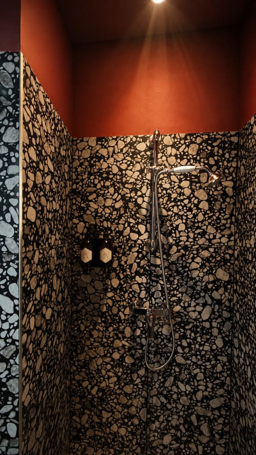 Douche moderne à La Maison 1903 B&B à Trévou-Tréguignec avec carrelage en terrazzo et pomme de douche pluie