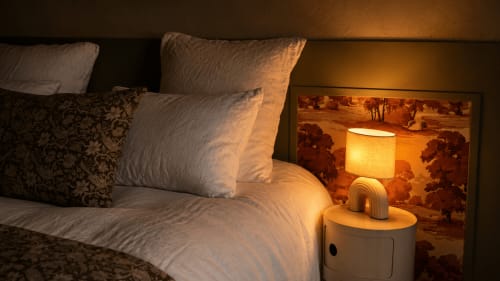 Cozy bedroom at La Maison 1903 B&B in Trévou-Tréguignec with warm lighting and decorative pillows