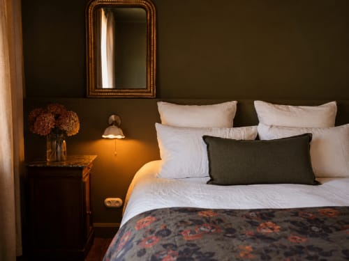 Chambre élégante à La Maison 1903 B&B à Trévou-Tréguignec avec draps blancs, coussin d'accent noir et éclairage chaleureux