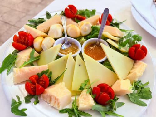 Elegante piatto di frutti di mare e formaggi con verdure fresche e salse presso l'Hotel Green Poggio Regillo di Frascati