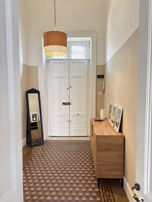 Ingresso contemporaneo di Sicily In Home, hotel di Catania con lampada a sospensione, cassettone in legno e piastrelle a geometria