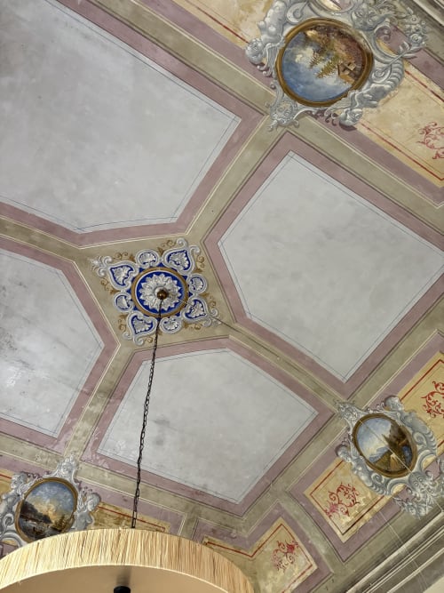Soffitto ornato in Sicilia, elegante dimora con medaglione decorativo blu e bianco, finiture in oro e affreschi dipinti a Catania