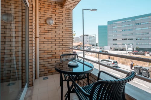 Balkon mit Stadtblick im EcoHost Matosinhos, Außenmöbel und moderne Apartment-Ausstattung