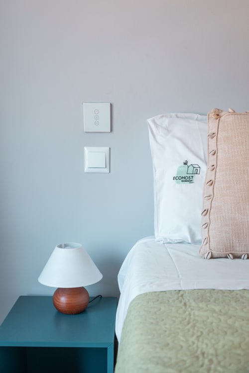 Umweltfreundliches Zimmer im EcoHost Matosinhos mit minimalistischer Einrichtung, Nachttischlampe und nachhaltigen Möbeln