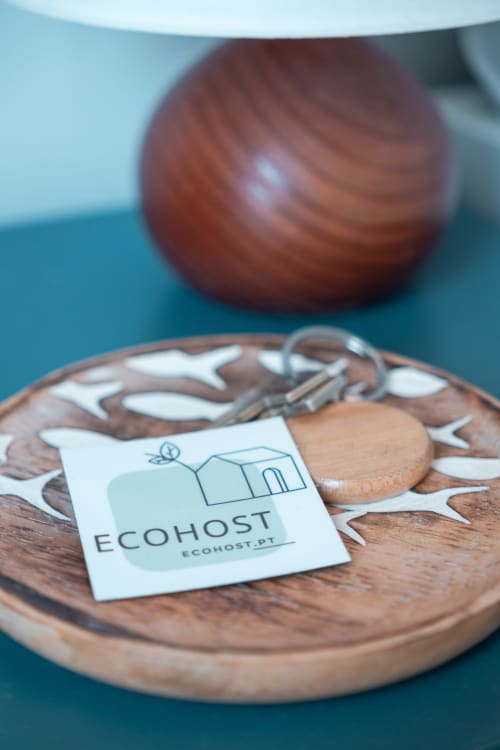 EcoHost-Visitenkarte auf Holztablett mit Gastlichkeitsstil, Matosinhos Portugal