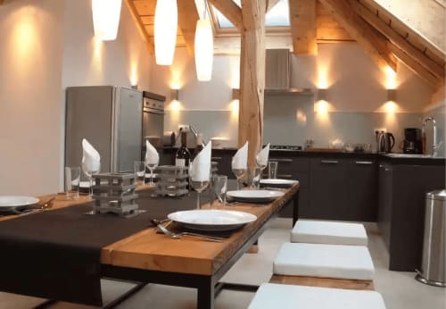 Salle à manger contemporaine aux Chalets d'Aline BnB à La Plagne avec table en bois, couverts blancs et design moderne