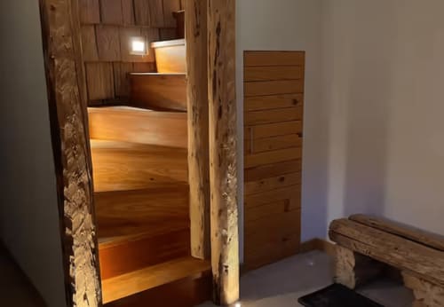 Lit superposé en bois avec échelle dans la chambre rustique des Chalets d'Aline, La Plagne Tarentaise