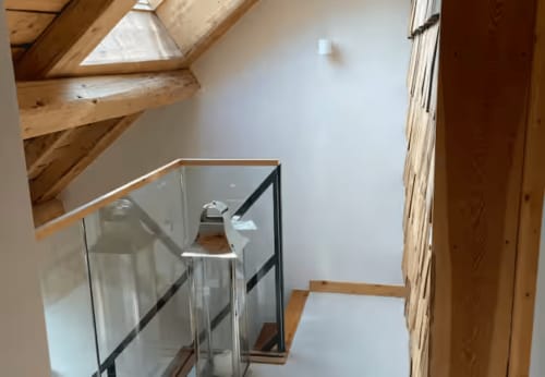 Mezzanine contemporaine avec balustrade en verre et poutres bois aux Chalets d'Aline, La Plagne