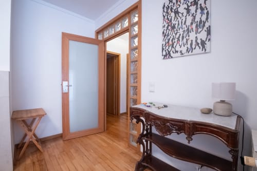 Heller Flur mit Holztüren, antikem Schreibtisch, Lampe und Schattenkunst im Apartment EcoHost Gaia Beach&Golf in Arcozelo