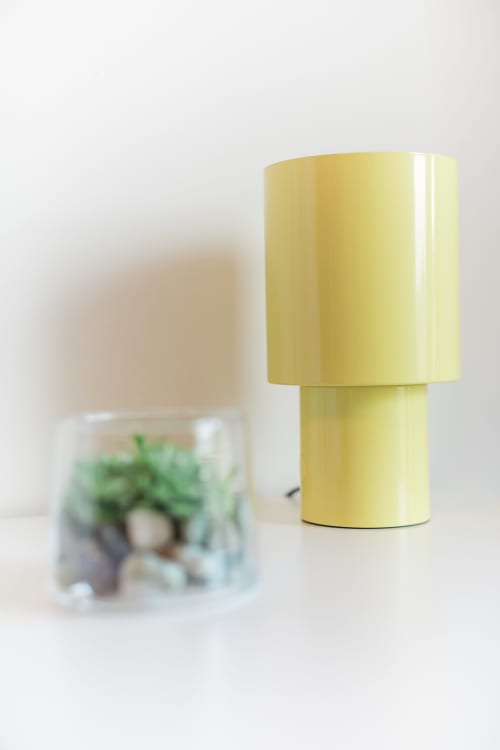 Gelbe zylindrische Lampe und Topfpflanze auf weißer Oberfläche im EcoHost-Apartment in Arcozelo
