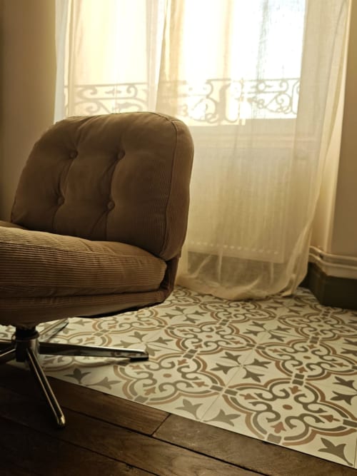 Fauteuil capitonné marron près de fenêtres ensoleillées et tapis orné à La Maison 1903, boutique hôtel à Trévou-Tréguignec