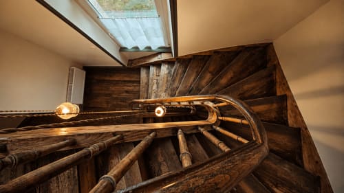 Escalier en spirale en bois avec puits de lumière à La Maison 1903 B&B à Trévou-Tréguignec, France