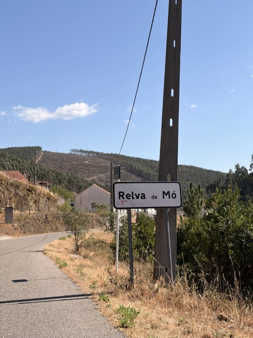 Placa de aldeia de Relva da Mó nas montanhas perto da propriedade de turismo rural Casas do Sinhel, Portugal