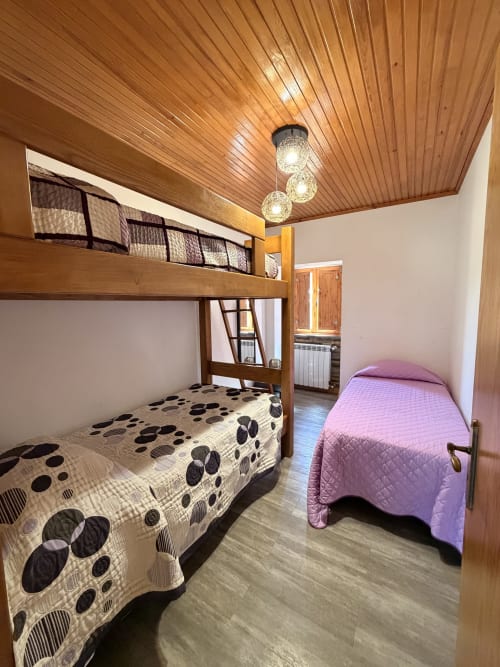 Quarto com camas no mezanino e teto de madeira na casa rural Casas do Sinhel, Relva da Mó