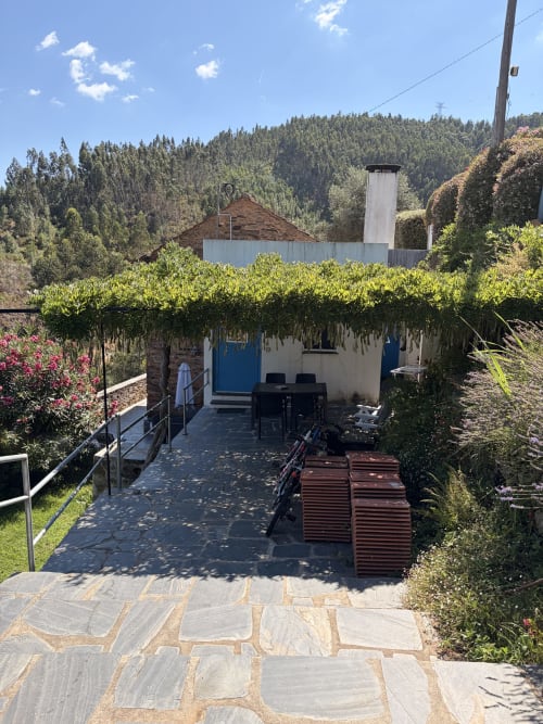 Casa Relva da Mó com portas azuis, pátio de pedra, vistas para montanhas e floresta em Casas do Sinhel, Portugal