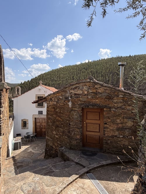 Exterior da villa Casa da Capela com arquitetura de pedra e vista para as montanhas em Casas do Sinhel, Roda Fundeira, Portugal