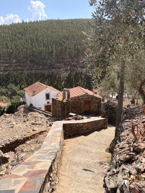 Villa Casa da Capela em Casas do Sinhel, Roda Fundeira, Portugal, com terraço de pedra com vista para montanhas florestais