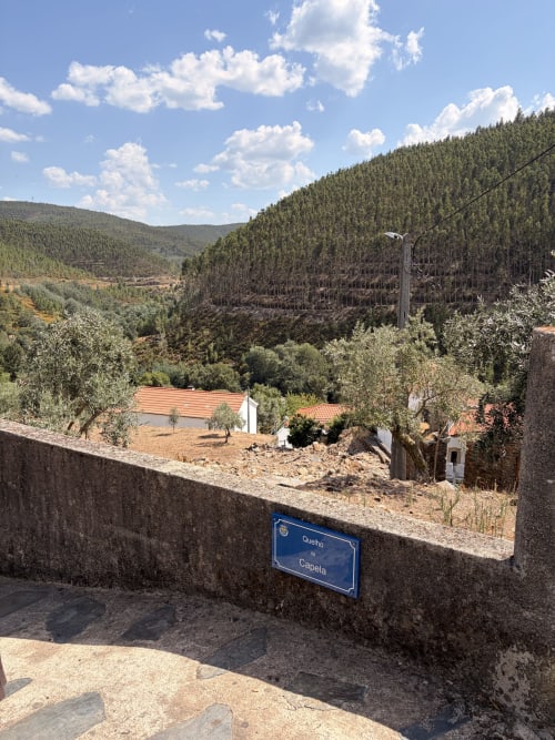 Exterior da villa Casa da Capela com vistas para a montanha, oliveiras e colinas florestadas em Casas do Sinhel, Portugal
