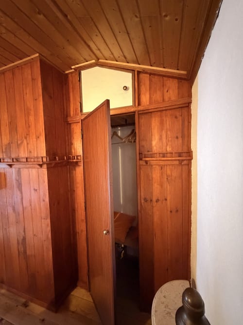 Guarda-roupa rústico de madeira na vila Casa da Capela, Casas do Sinhel, Portugal com teto abobadado