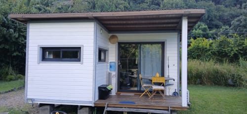 Villa Chalet Eléonore au Domaine de Jade à Saint-André, vue montagne, façade blanche moderne et terrasse bois