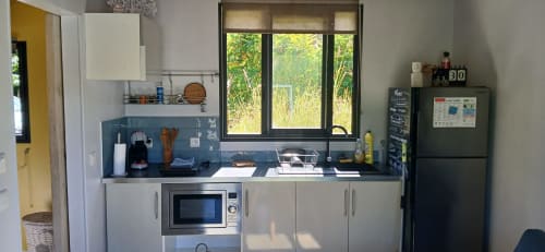Cuisine moderne de la villa Chalet Eléonore au Domaine de Jade, Saint-André, avec électroménagers inox et vue sur le jardin