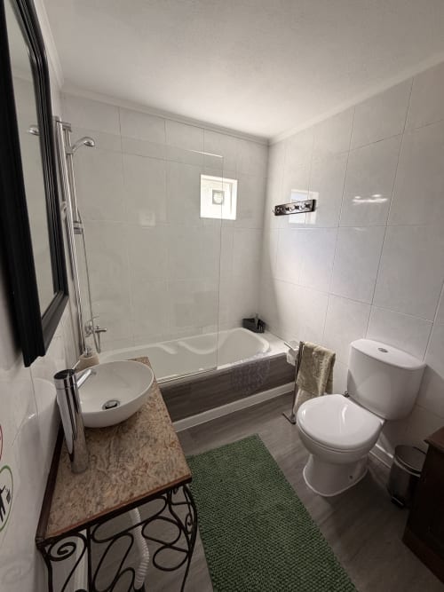 Banheiro moderno da villa Casa das Oliveiras em Casas do Sinhel, Alvares, Portugal com chuveiro, banheira e azulejaria branca