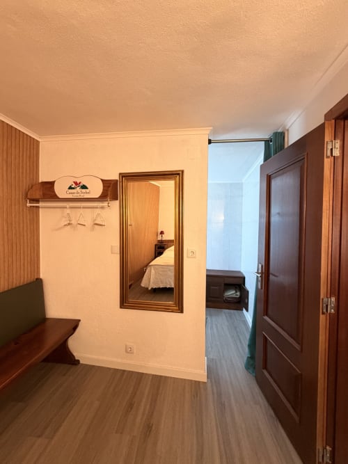 Entrada da villa Casa das Oliveiras com área de estar, guarda-roupa e espelho em Casas do Sinhel, Alvares