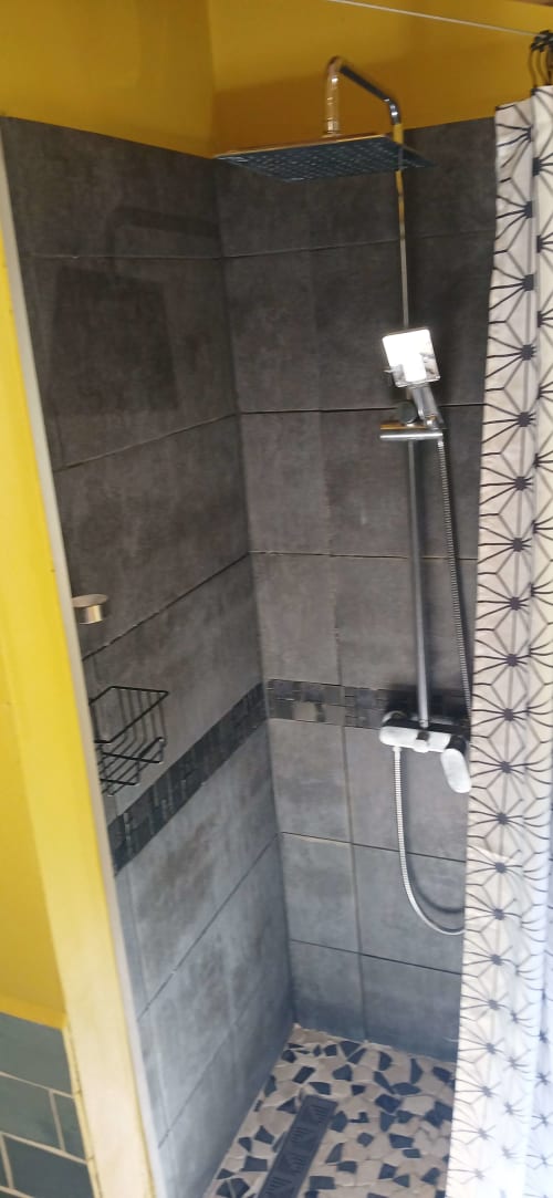Douche moderne avec pomme de pluie et douchette à main à la villa Chalet Eléonore du Domaine de Jade, Saint-André