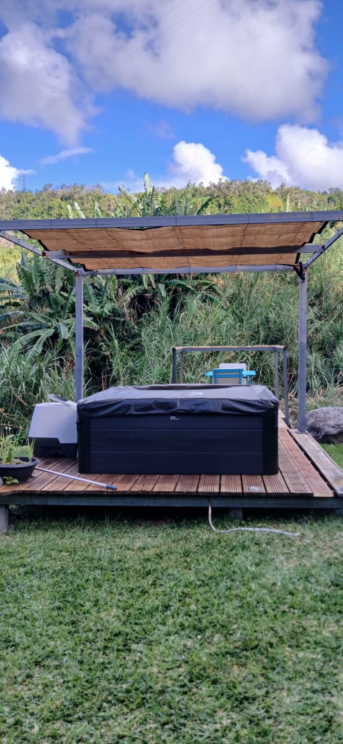 Bain à remous en plein air sous pergola à la villa Chalet Eléonore, le Domaine de Jade à Saint-André, Réunion
