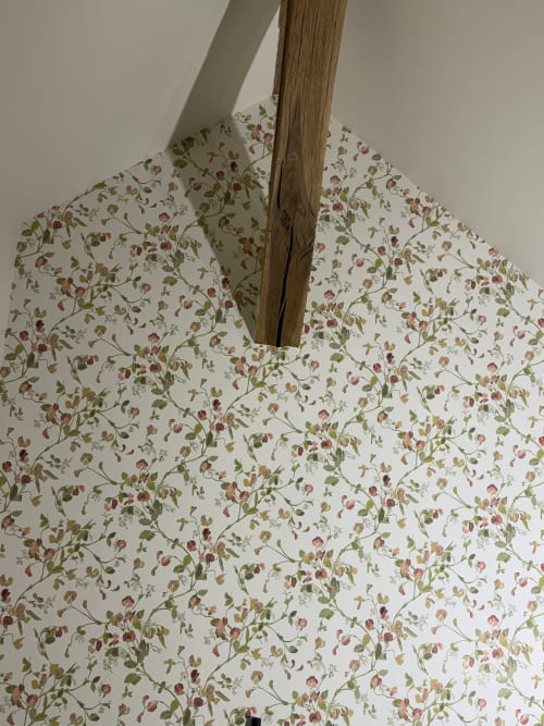 Poutre en bois devant papier peint fleuri à fleurs rouges et vignes vertes, chambre Le Coquelicot, La Grange Aux Étangs, Sennely