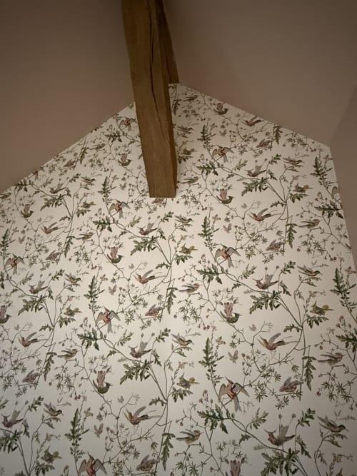 Abat-jour aux motifs floraux avec oiseaux et designs botaniques dans la chambre La Rose sauvage à La Grange Aux Etangs
