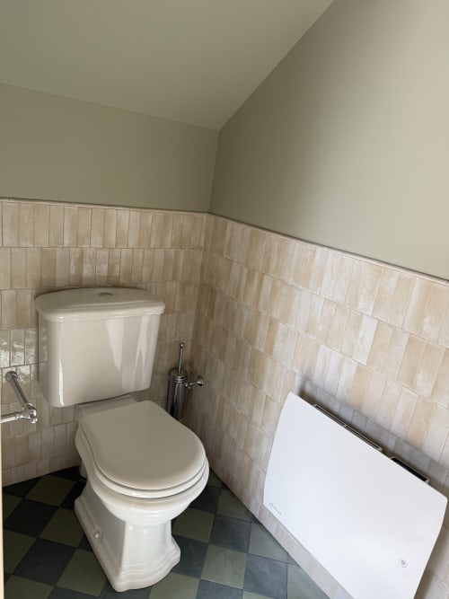 Salle de bains de La Grange Aux Etangs B&B à Sennely, avec toilettes et bidet blancs et carrelage beige